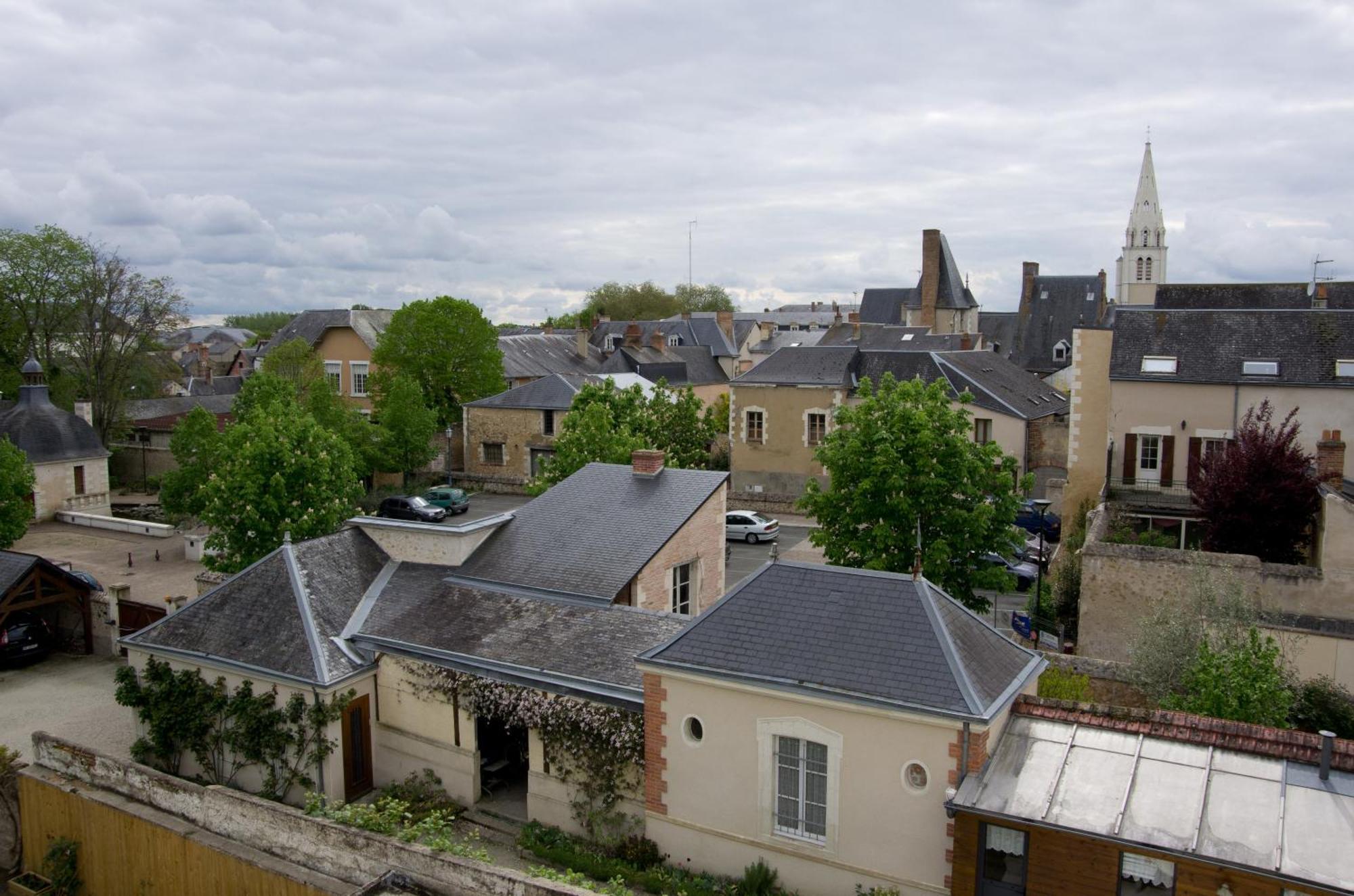 Logis Hotel Le Vert Galant La Fleche Exterior photo